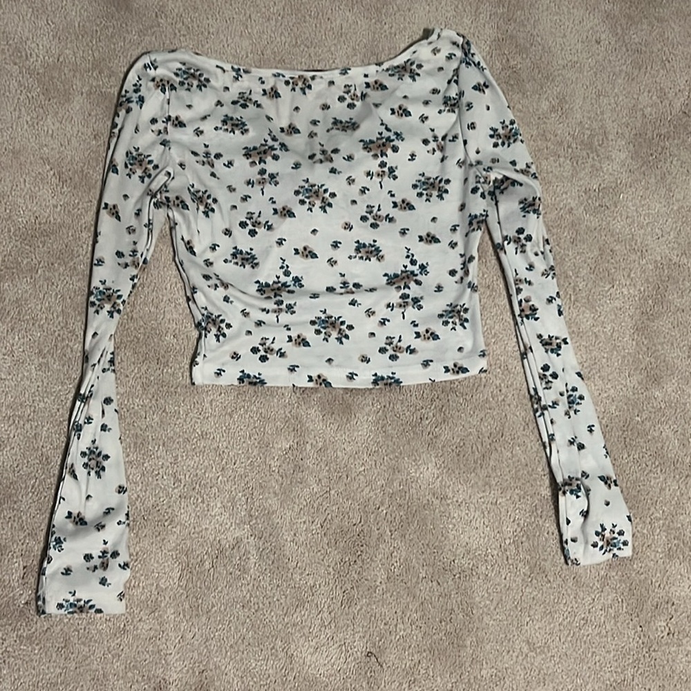 size xs floral cropped long sleeve with ruched detail on chest - Picture 2 of 3